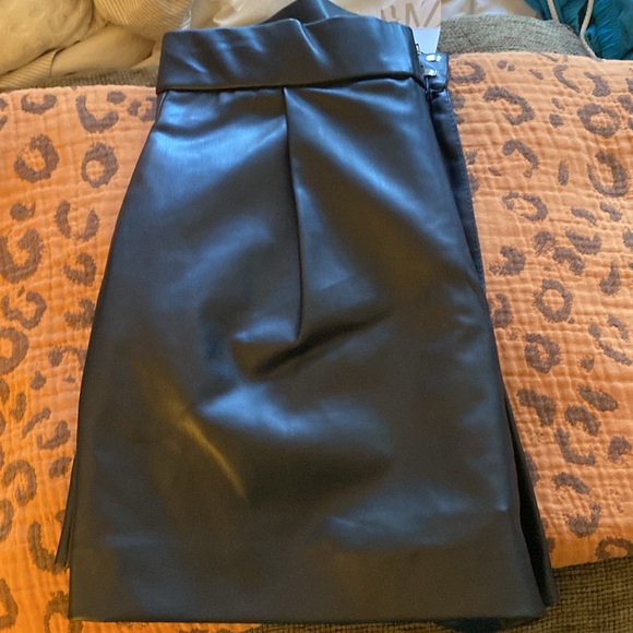 Zara FAUX LEATHER PLEATED SHORTS WITH POCKETS - Picture 4 of 8